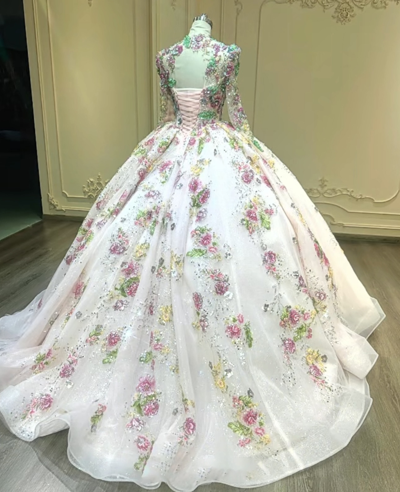 新作見逃さない　カラフル刺繍　カラードレス　憧れのドレス　プリンセスライン　長袖シースル　編みあげ背中空き　ブライダル