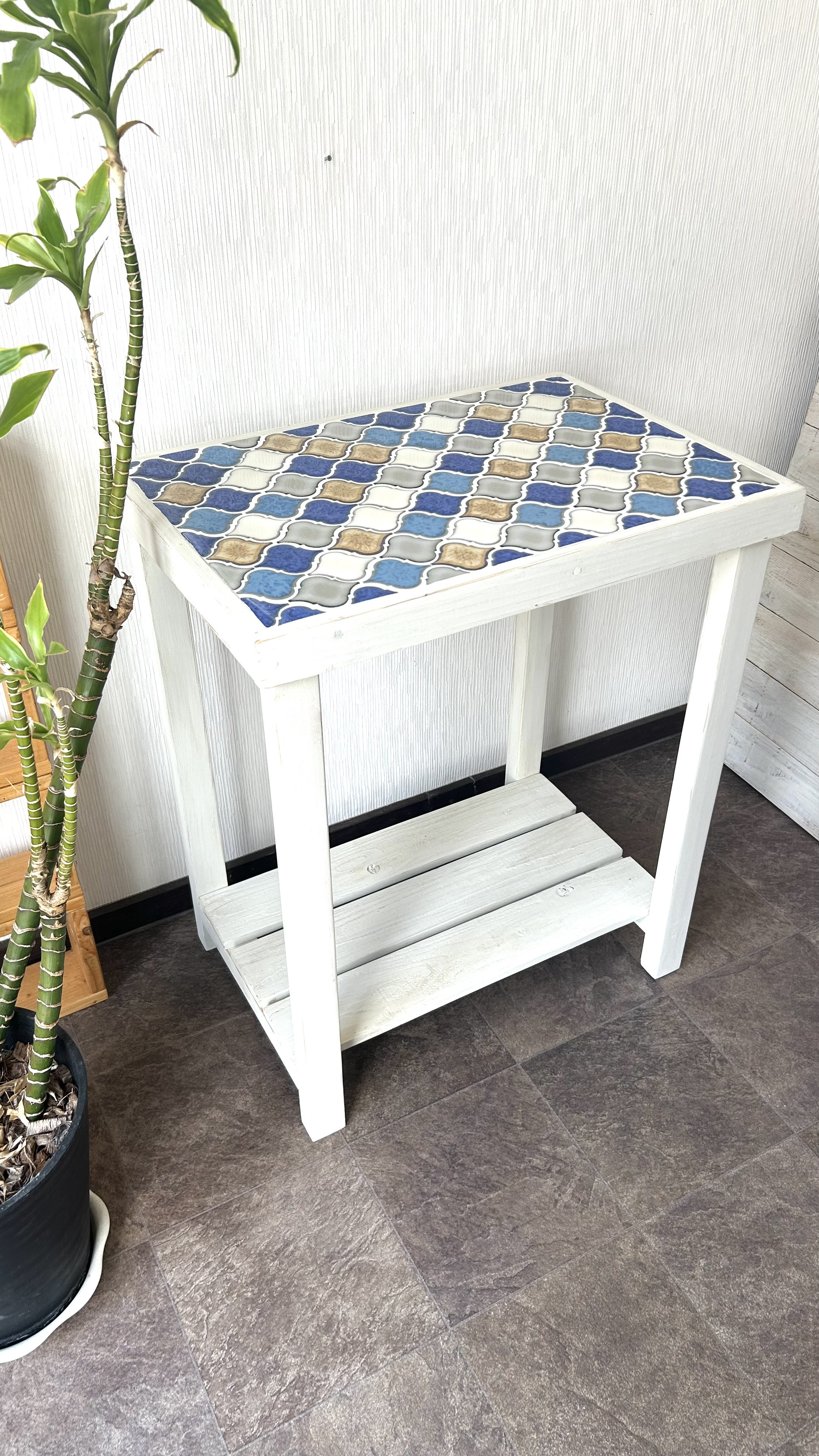 レトロなかわいさが魅力のランタンタイル　コンソールテーブル　ワイド　ブルー系　木部ホワイト　棚付き