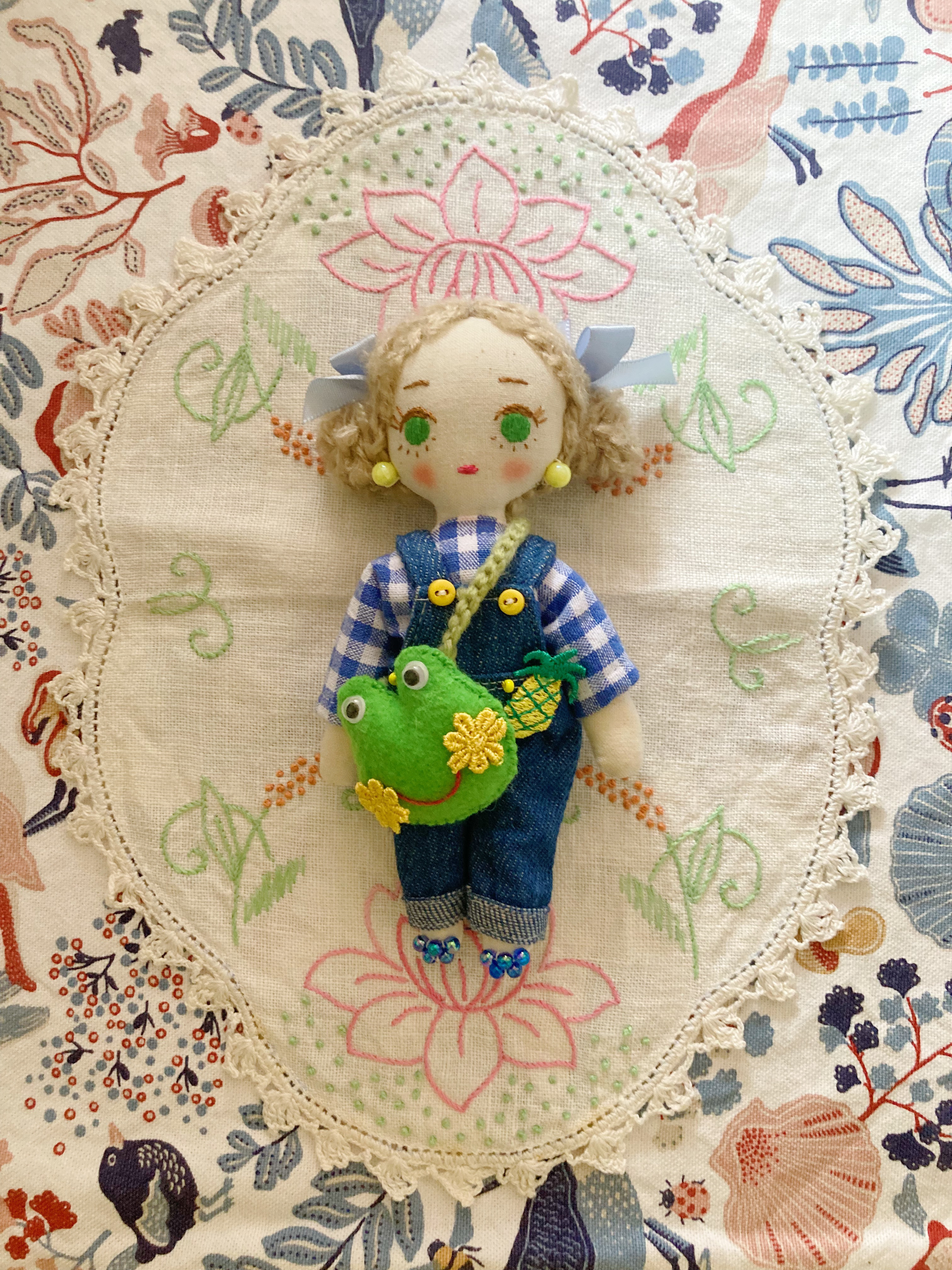 グリーンアイのもえちゃん　ドールチャーム　バックチャーム　布人形　布ドール　サロペットコーデNO329