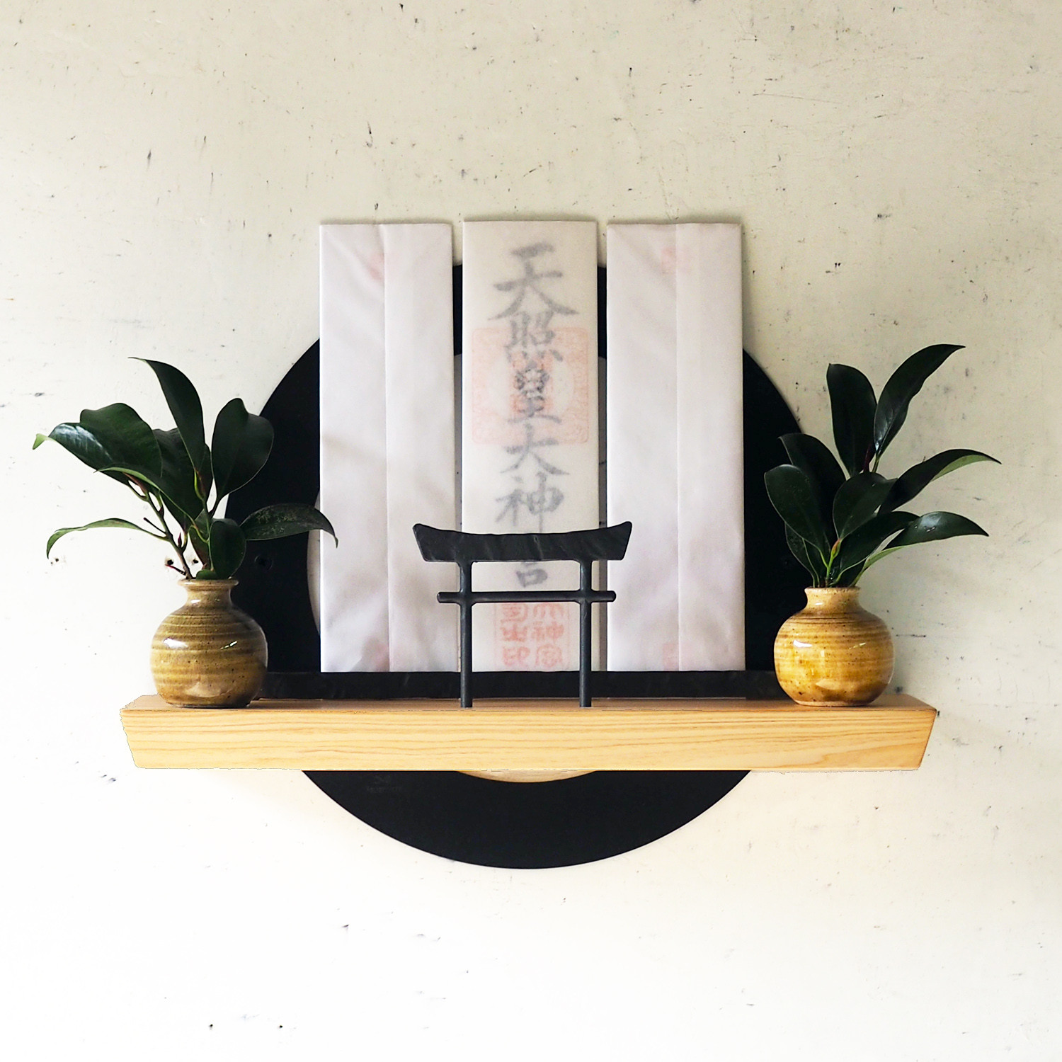 ［壁付け］アイアンのモダン神棚（御札三枚）鉄の輪 + 鍛鉄の鳥居 × 国産無垢材ひのきの神棚 20,572円