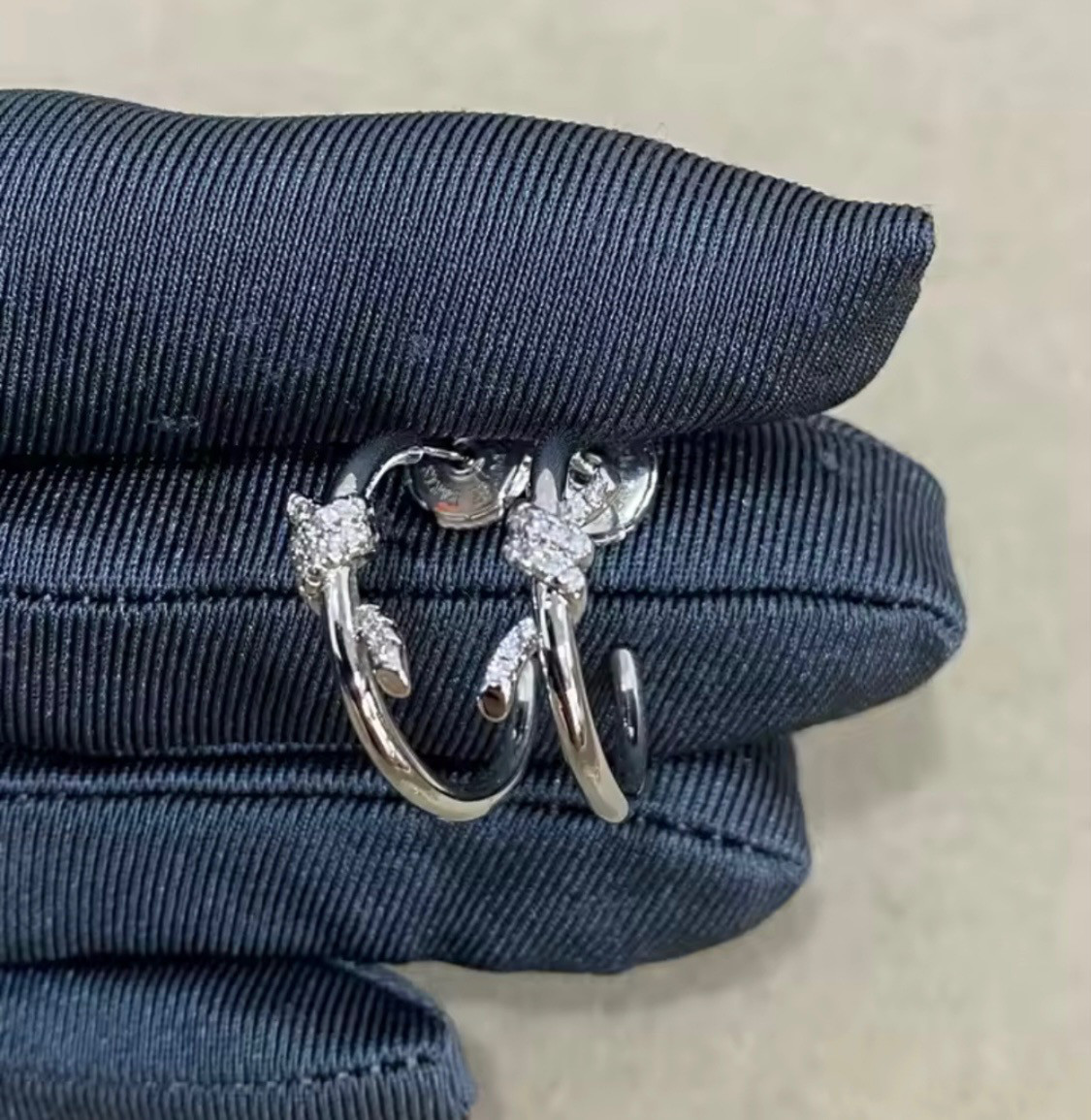 送料無料！高品質！WGリボン結び目ノットダイヤミニフープピアス