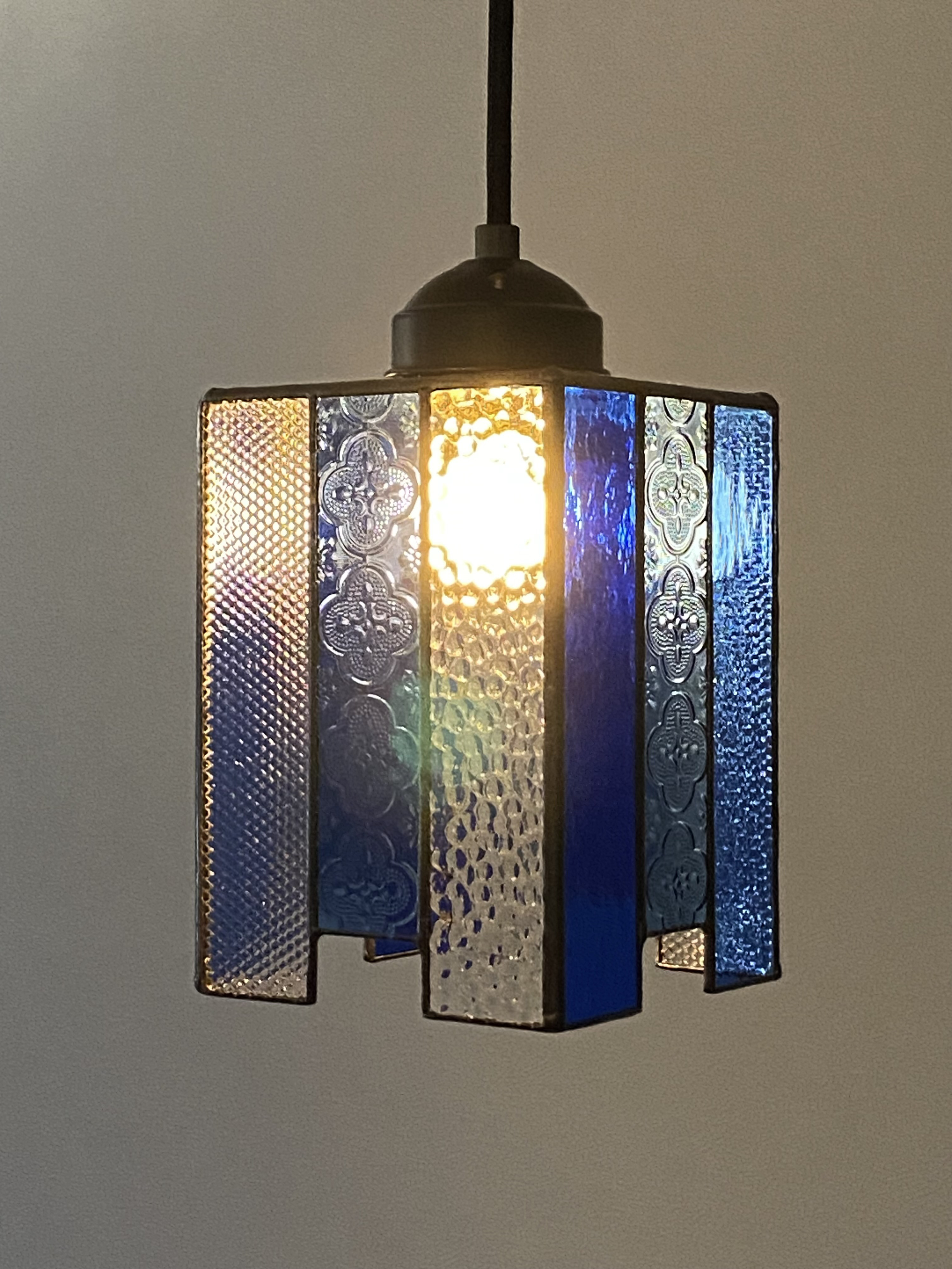 ブルー系ストライプ柄・ペンダントライト・ステンドグラス