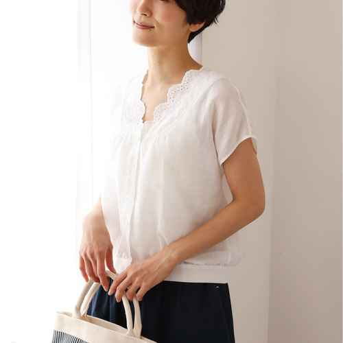 繊細な刺繍レースで上品に魅せる～麻100% Vネックブラウス 半袖