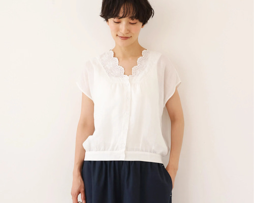 nume 半袖プラウス　美品 繊細な刺繍レースで上品に魅せる～麻100% Vネックブラウス 半袖