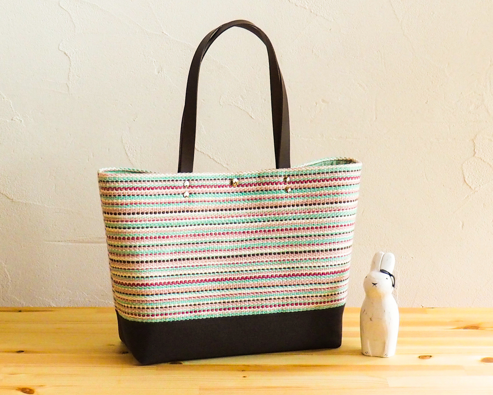 夏のマルチカラー手織り布のA4大きめトート（ピンク）