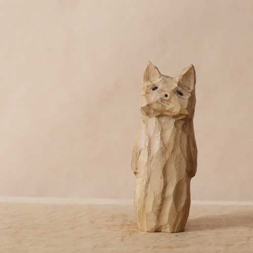 ただ立ち尽くす猫」木彫り 猫 木製 ネコの置物 インテリア雑貨（木材