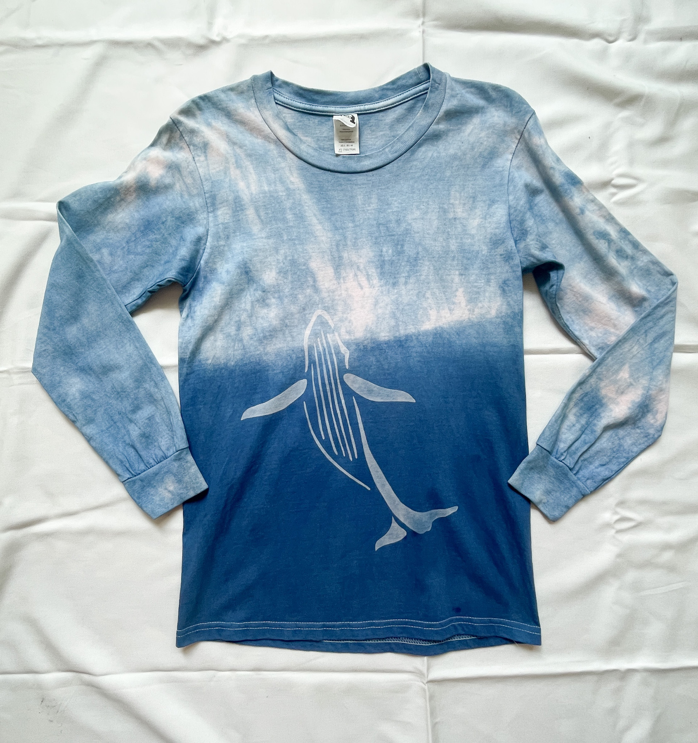 送料無料  跳ねるクジラ ピンクに泥染めしてから藍染したロンTシャツ 絞り染め 型摺り染　鯨
