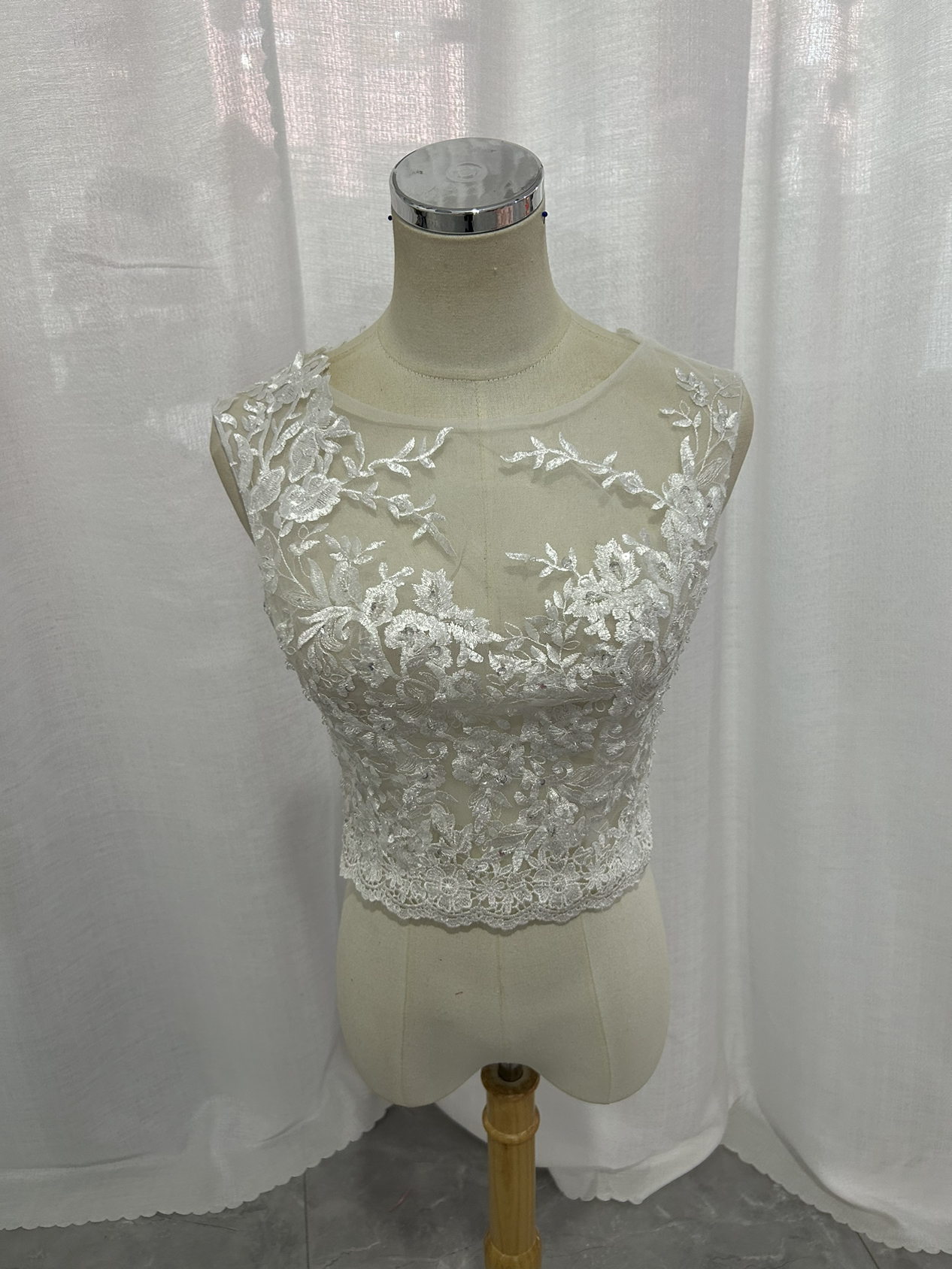 ウエディングドレス用ボレロ トップスのみ ノースリーブ  くるみボタン 繊細レース オーダー可能