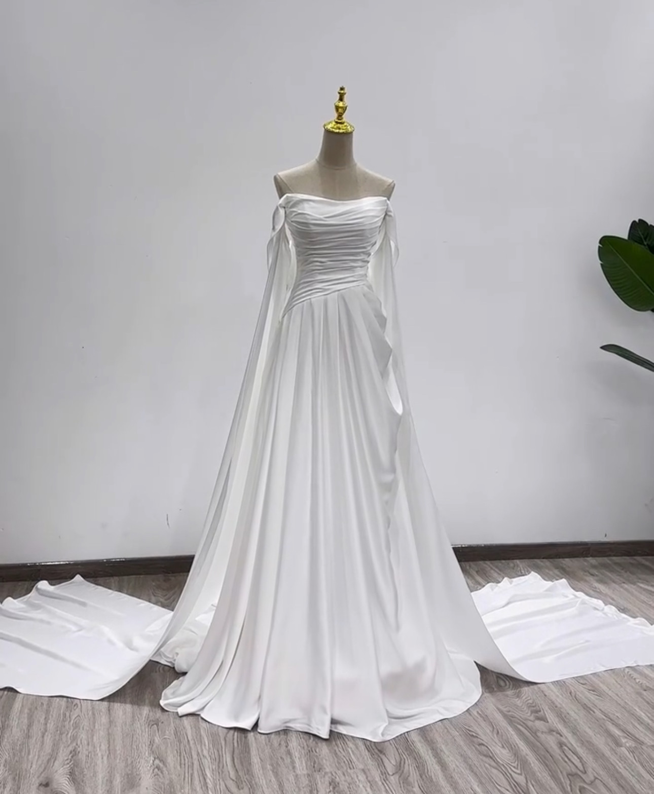 大人気上昇中　ラッフルスカート　カラー変更可能ギャザースカート　高級サテン　トレーン　胸フリル　スレンダーライン2次会