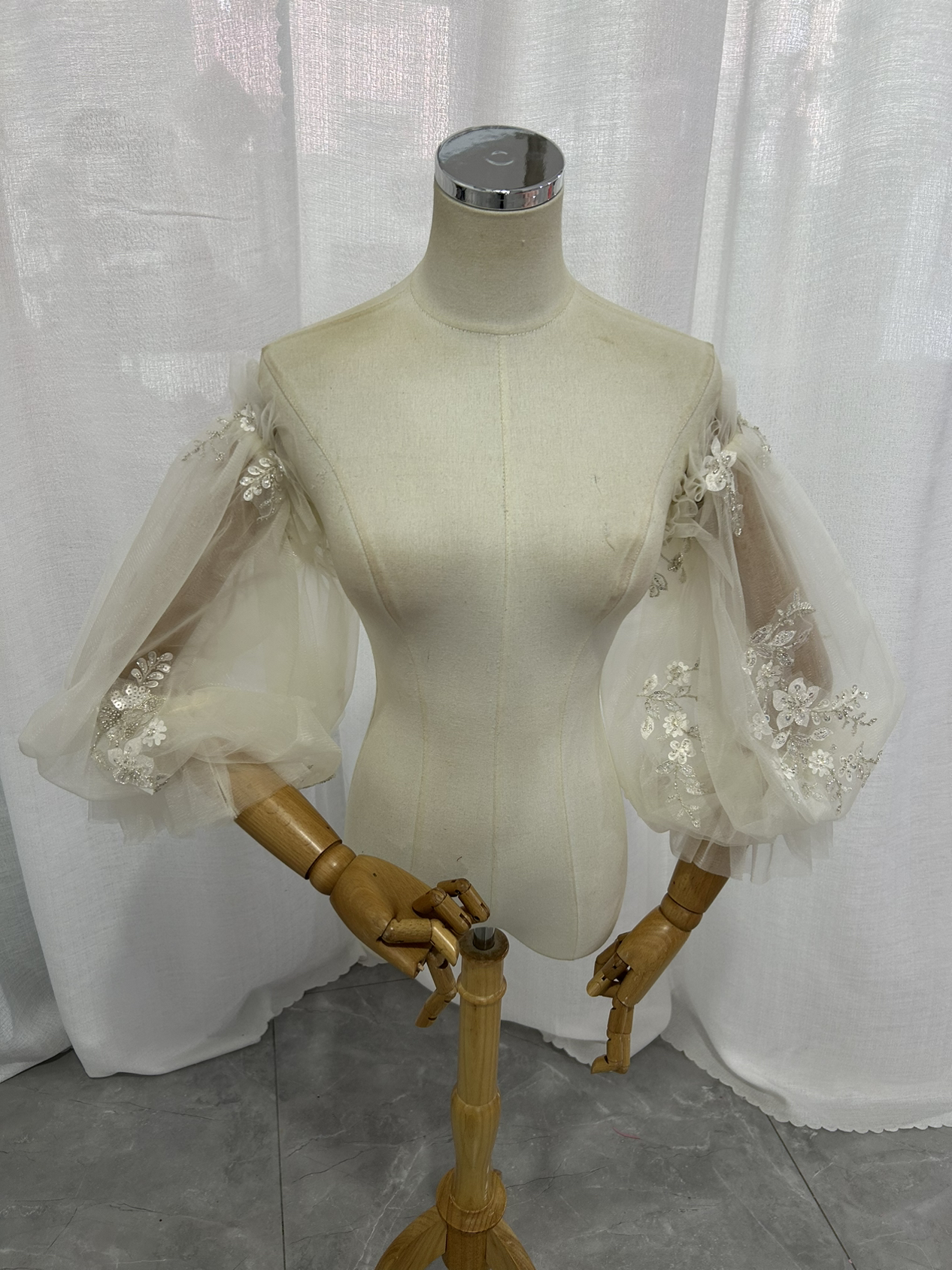 可愛い パフスリーブ 花モチーフ シースルー袖 ソフトチュール キラキラ光る刺繍 ストレッチ 花嫁