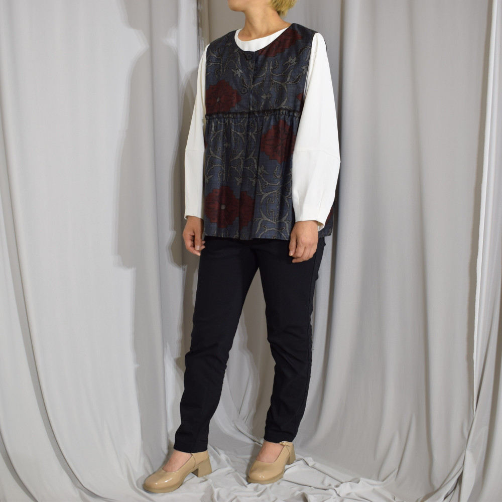 紬で仕立てたギャザー入りベスト,軽やかな着心地で重ね着にも◎,ネイビー,和の一着【着物リメイク】