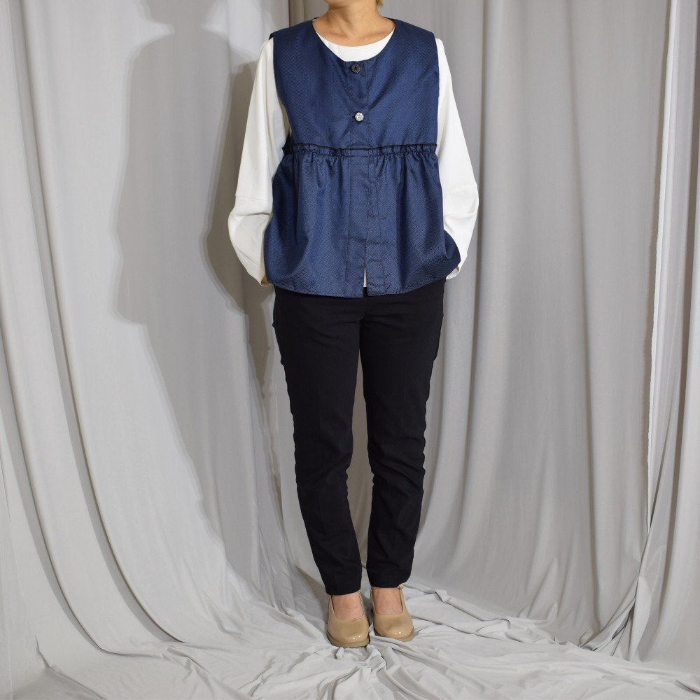 紬で仕立てたギャザー入りベスト,軽やかな着心地で重ね着にも◎,ネイビー,和の一着【着物リメイク】