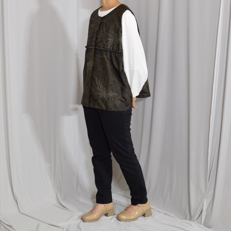 紬で仕立てたギャザー入りベスト,軽やかな着心地で重ね着にも◎,チャコール,和の一着【着物リメイク】