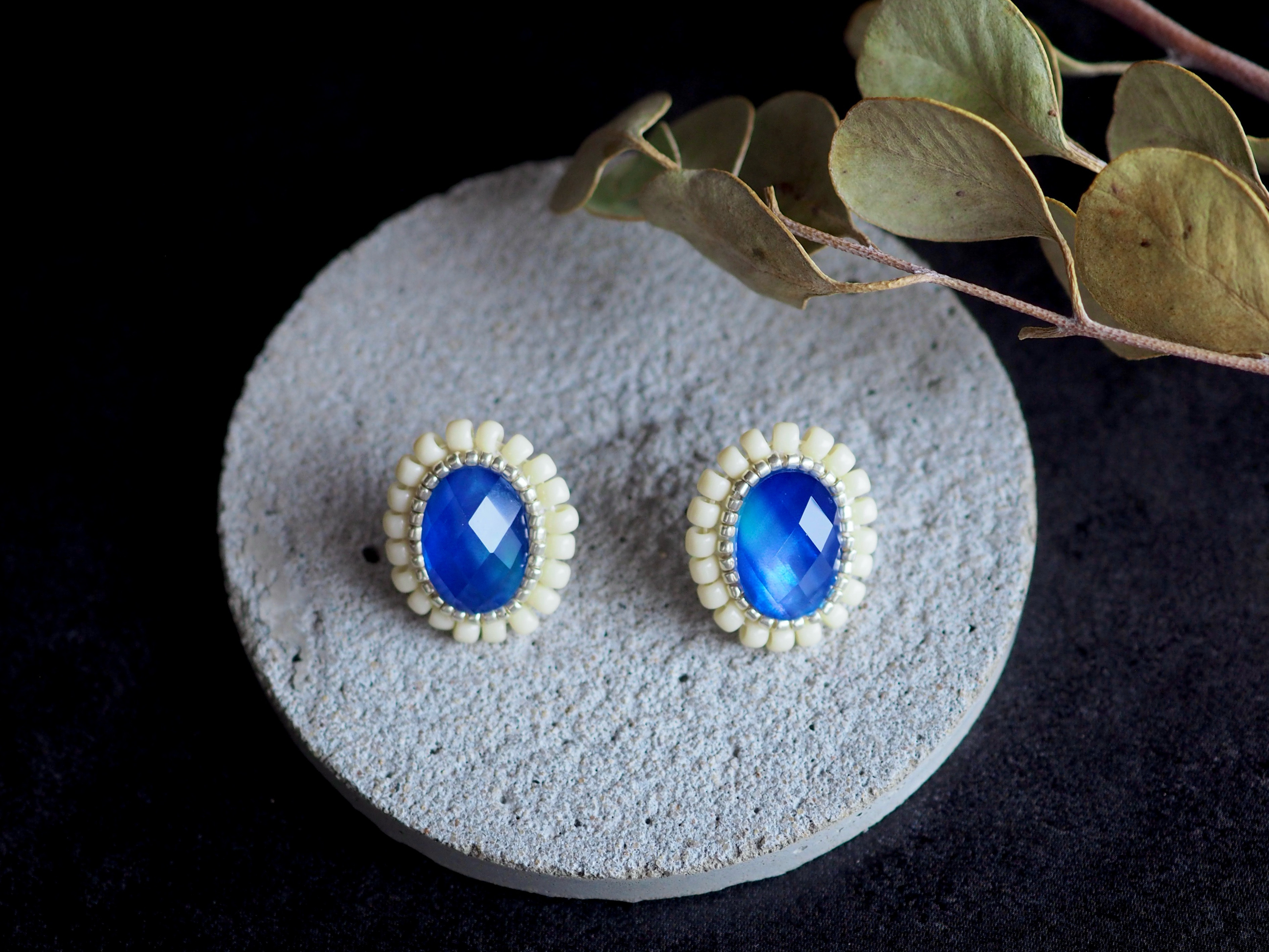 天然石クリスタル×ホワイトシェル　ビーズ刺繍の耳飾り　ピアス/イヤリング   海　ブルー