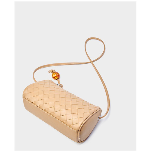 レザー 編み込みデザイン 小物入れ 本革×爆売れデザイン】編み込みレザー小さめショルダーバッグ｜枕型