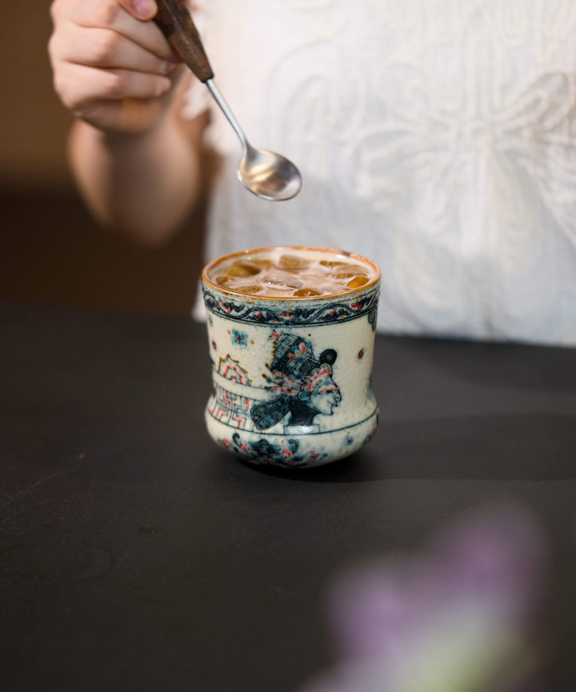 詩瓷集 景徳鎮手描き青花磁器｜中国唐風・伝統影絵人物模様 コーラカップ型 手作りコーヒーカップ／ティーカップ（280ml