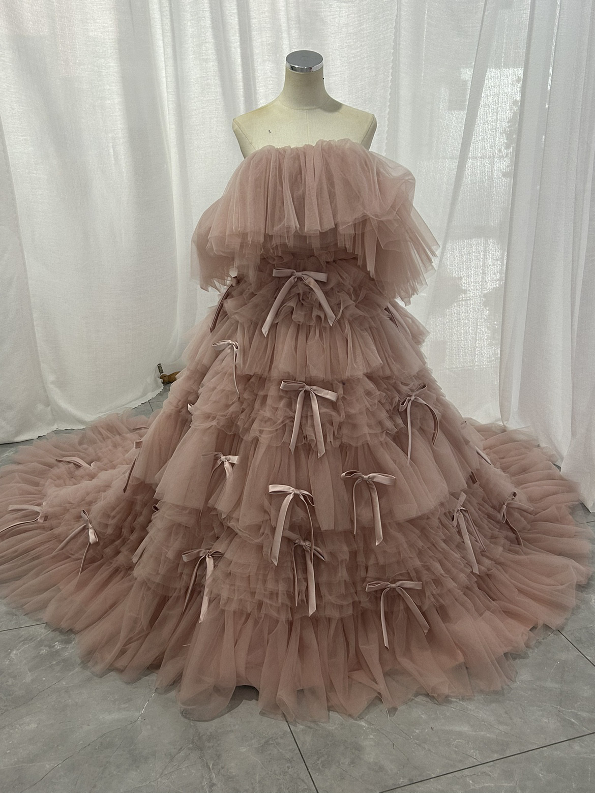 韓国風もこもこ  ピンク オフショルダー  リボン    カラードレス リ華やかなリボントレーンティアードのドレス  花