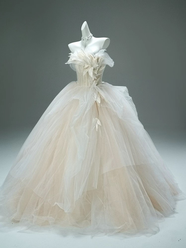 ウェディングドレス　オフショルダー　チュール　羽根デザイン　前撮り　披露宴