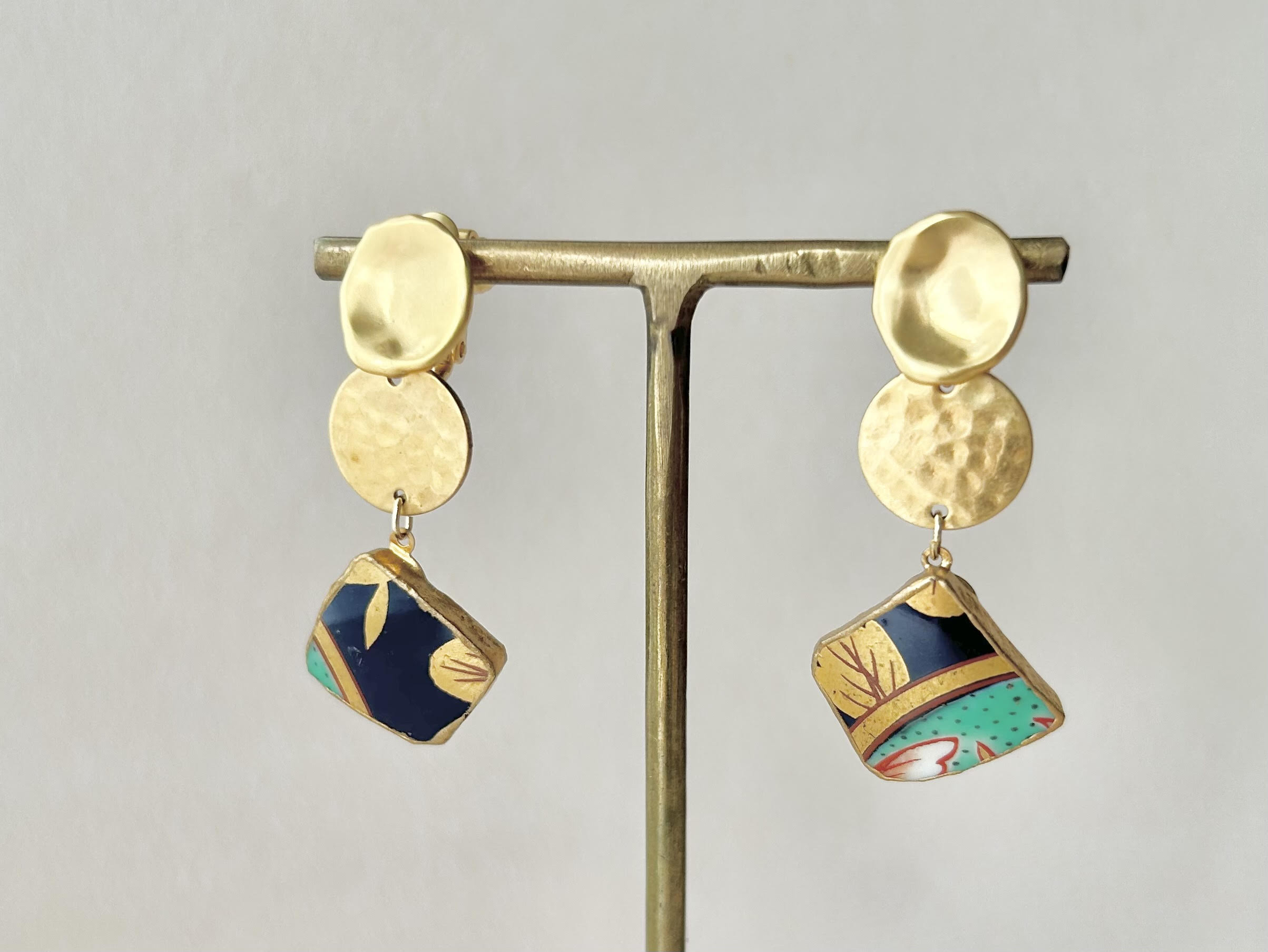 有田焼 　金継ぎ　ネジバネ式イヤリング　金色　リーフ柄　揺れる　伝統工芸　＃242