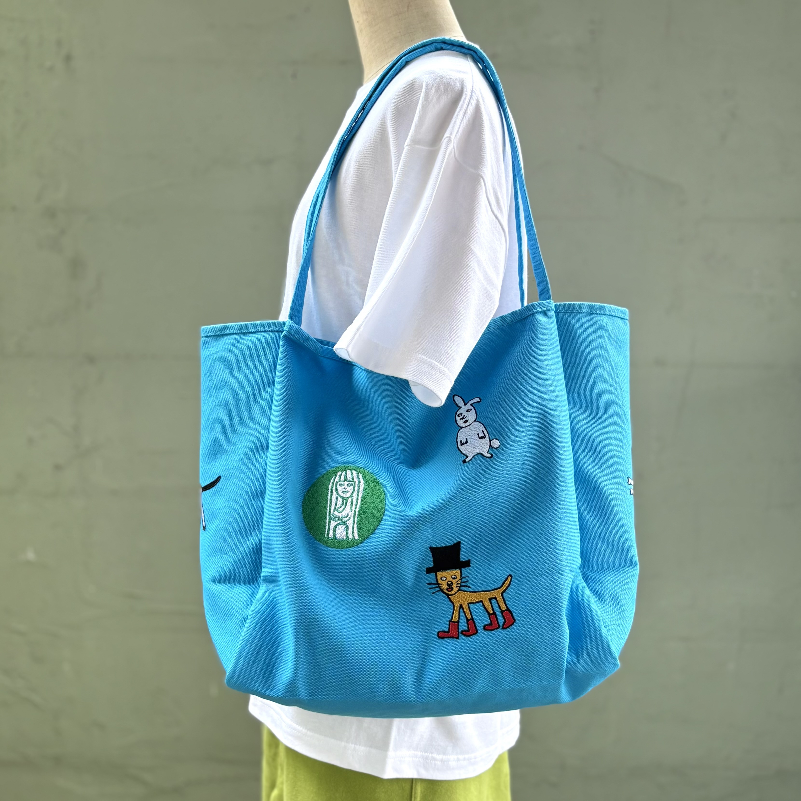 【巨匠動物園】鮮やかブルーとグリーンのランダム刺繍トート