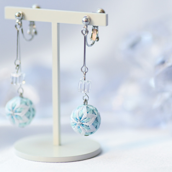 氷のカケラ～とっても小さな手毬とガラスのアクセサリー～ 2枚目の画像