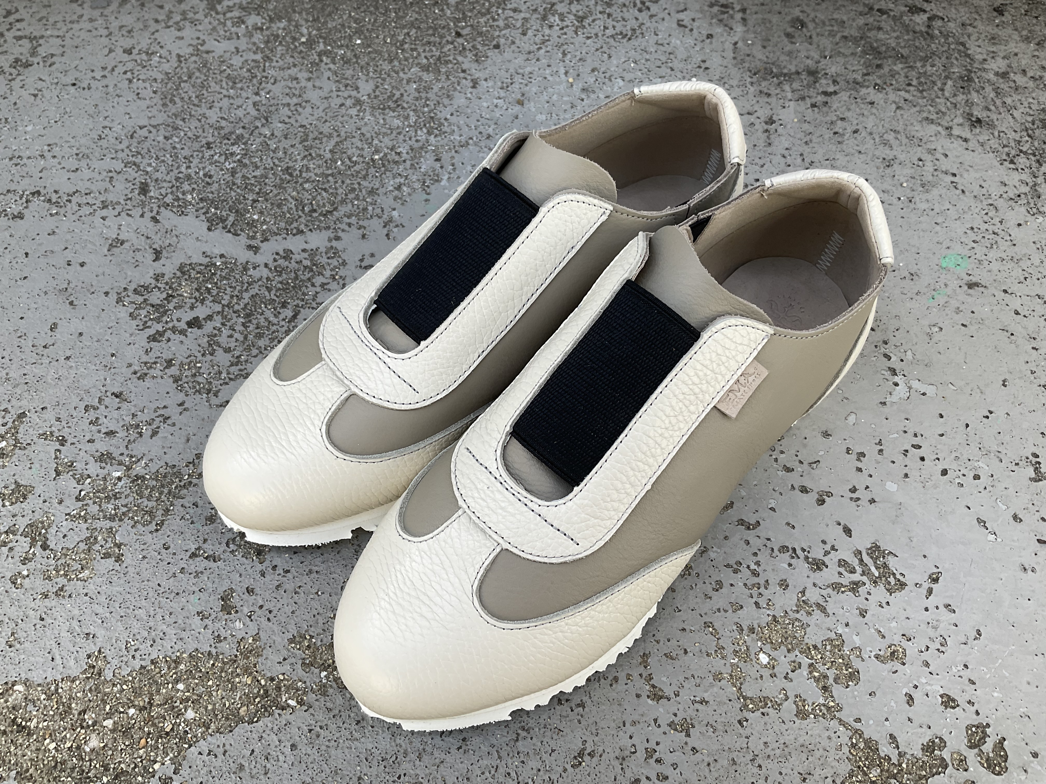 限定販売　都会のニュアンス、軽やかレザー。新色グレージュスリッポン