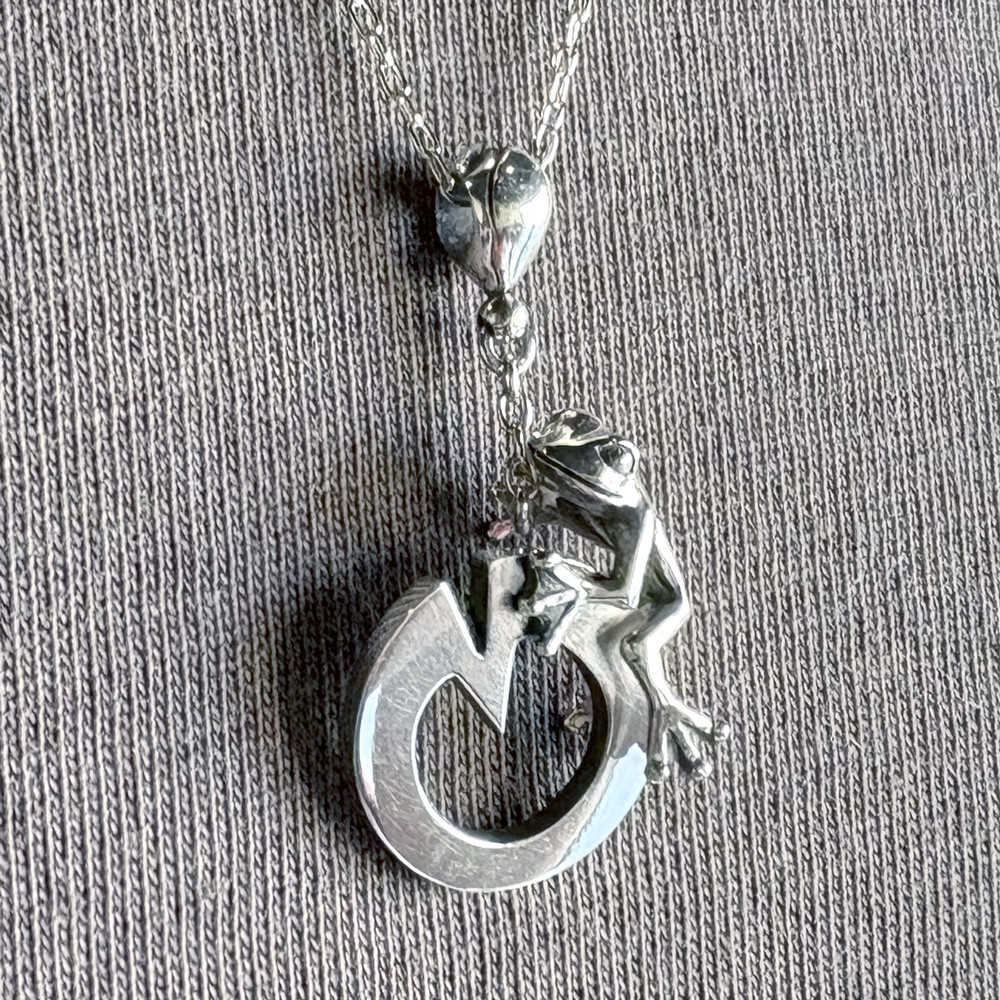 蓮の葉にしがみつくカエルのペンダント「LOTUS LEAF FROG PENDANT」