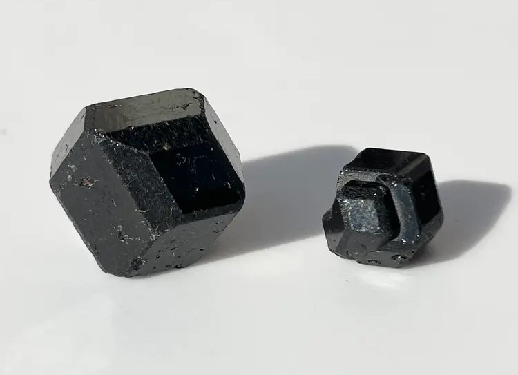 メラナイト　ブラックガーネット　黒色柘榴石原石　ペア2個セット　現品限り