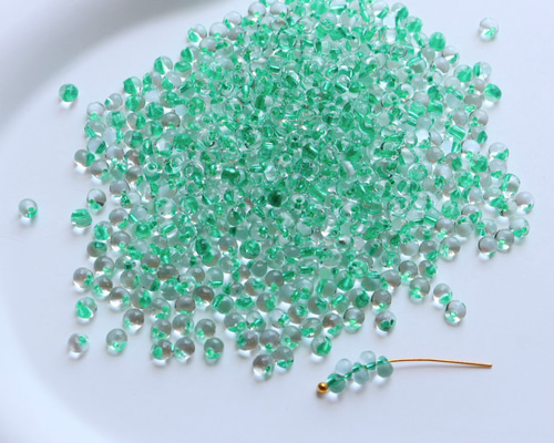 新色☆ミニドロップガラスビーズ エメラルドグリーン ビーズ handmade