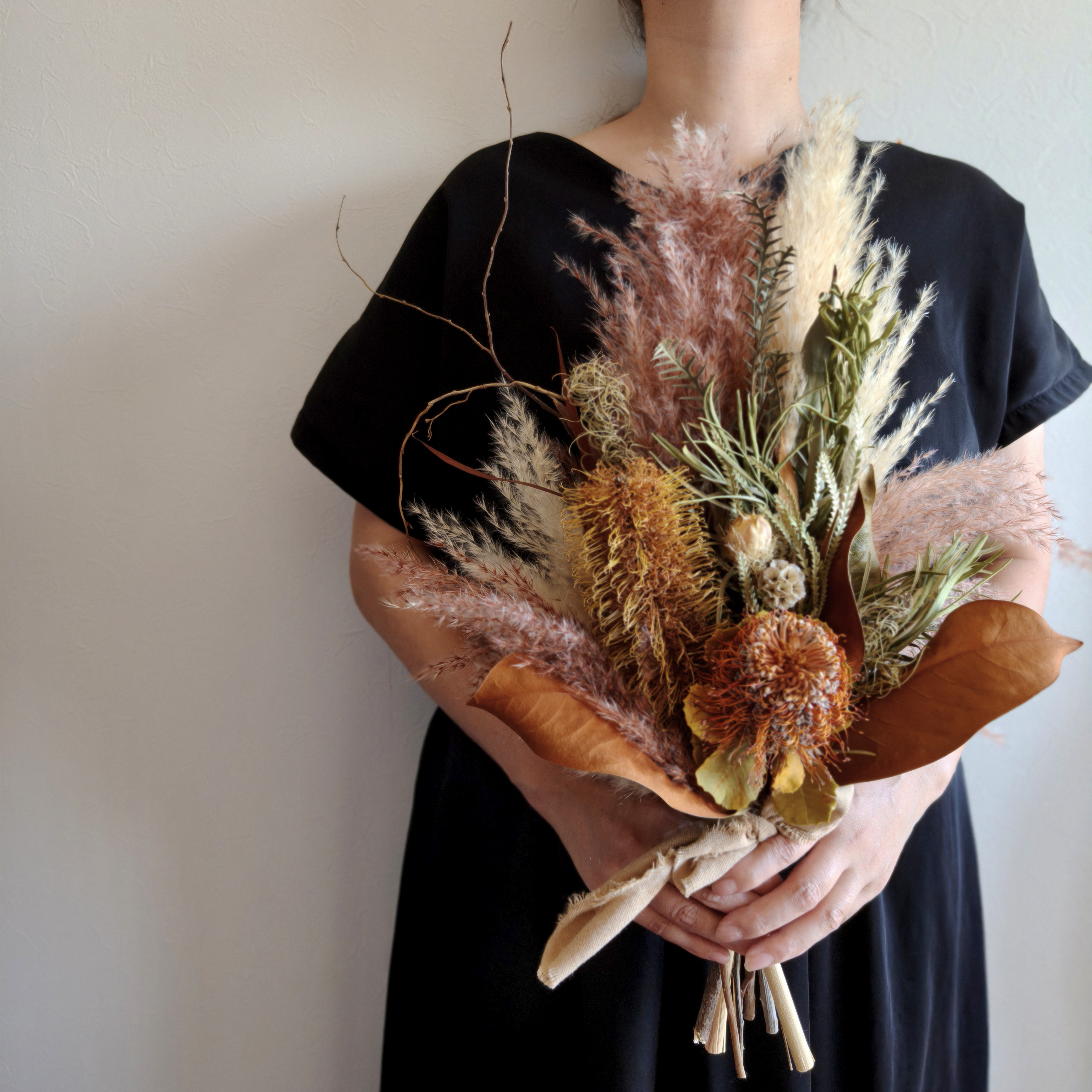 バンクシアとパンパスグラスのドライフラワースワッグ　開店祝い  お祝い花 ウェディングブーケ前撮り インテリアリース男前