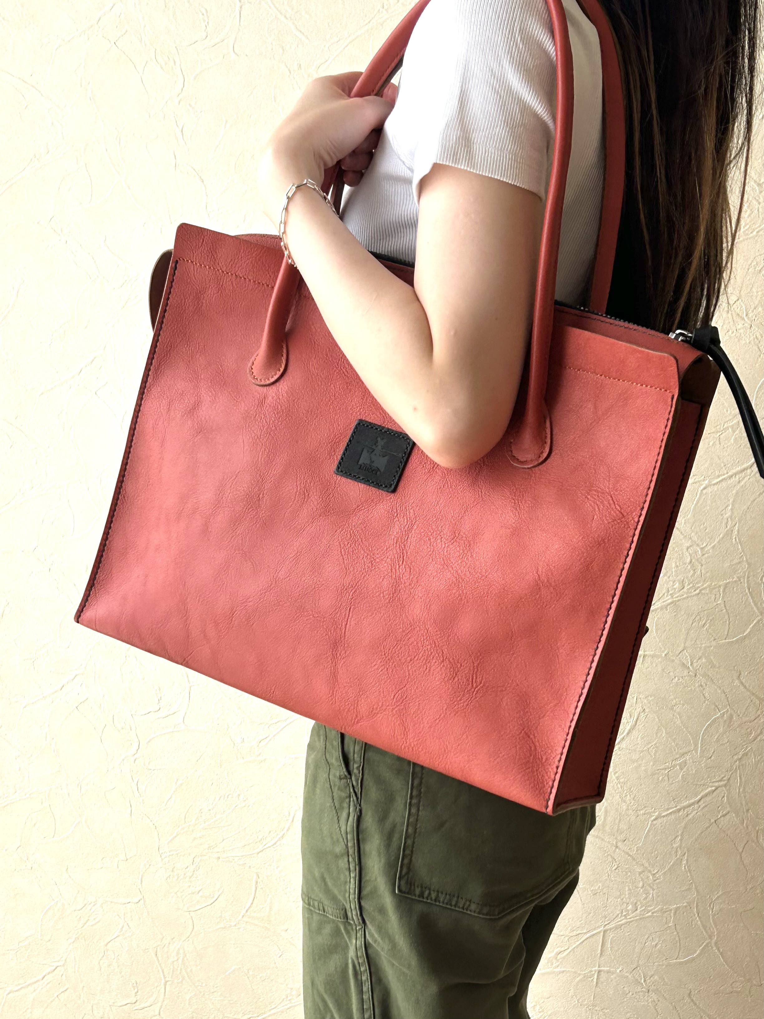 ファスナー付き、たっぷり入るトートバッグ