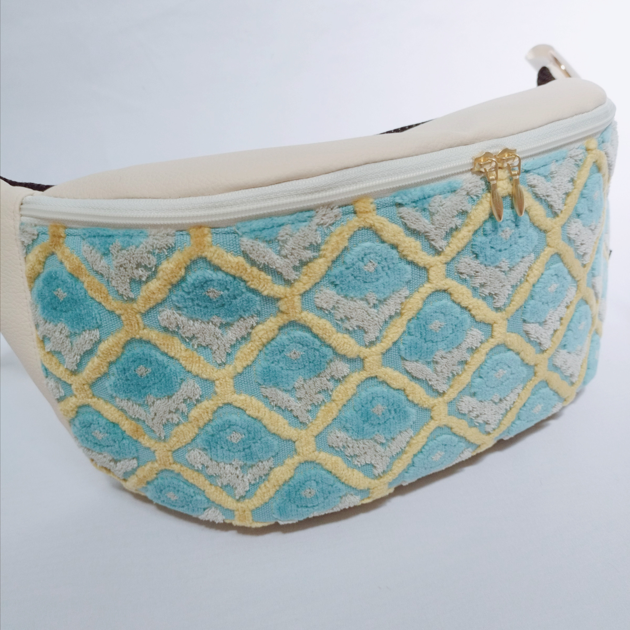 優雅な大人のボディバッグ / 金華山 格子と水色の花×アイボリー