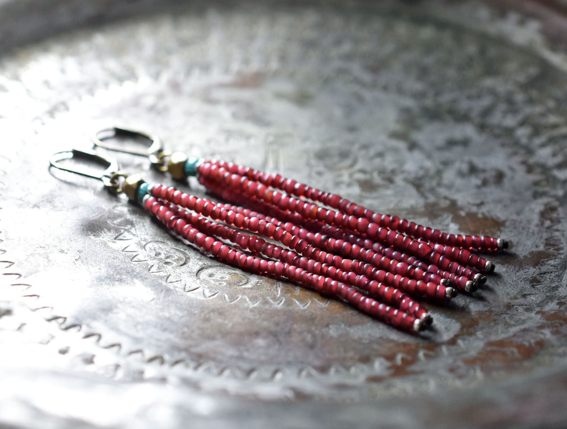 アンティーク金赤ホワイトハーツ、ターコイズブルーシェブロンビーズの4連ピアス