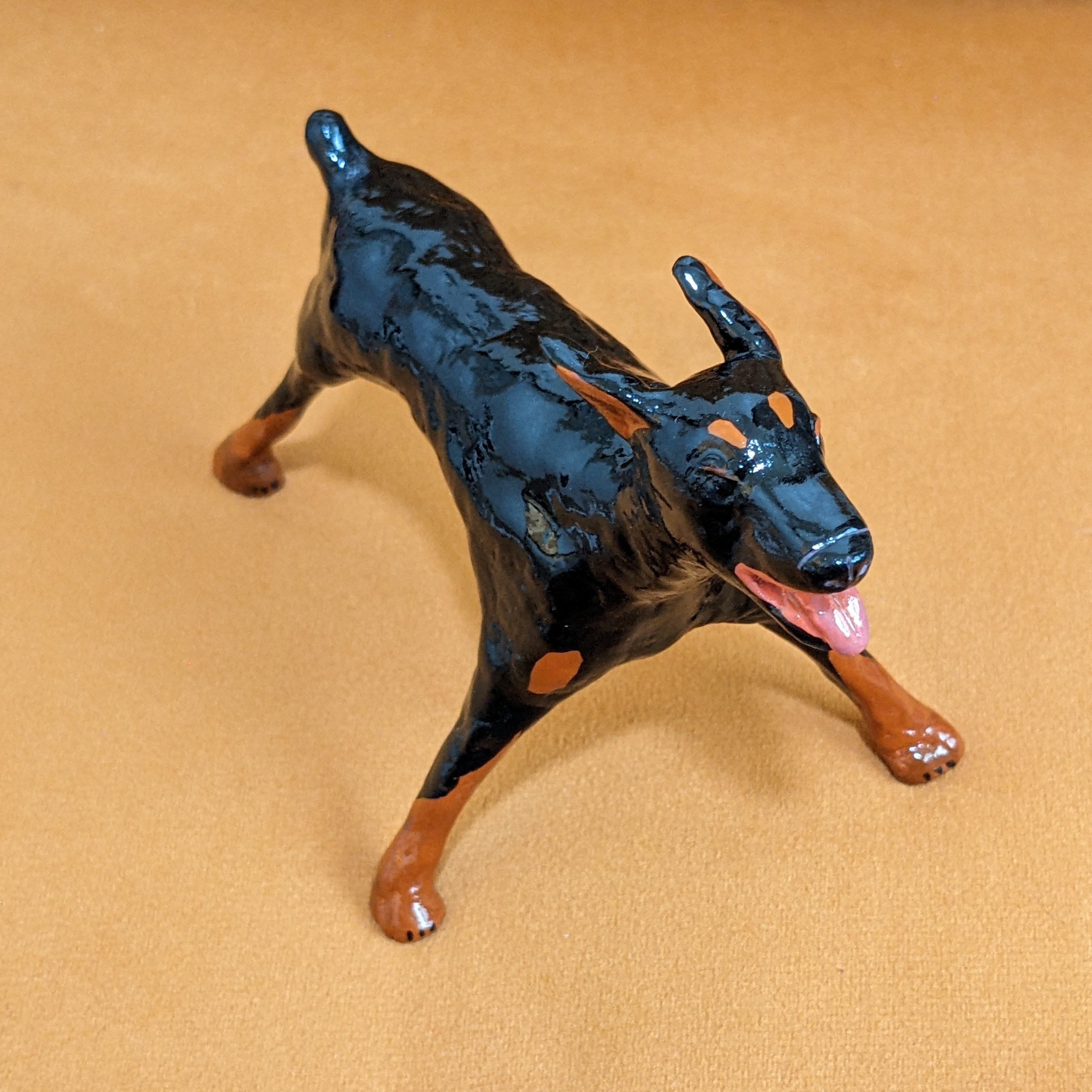 とても幸せに過ごしているドーベルマンみたいな犬