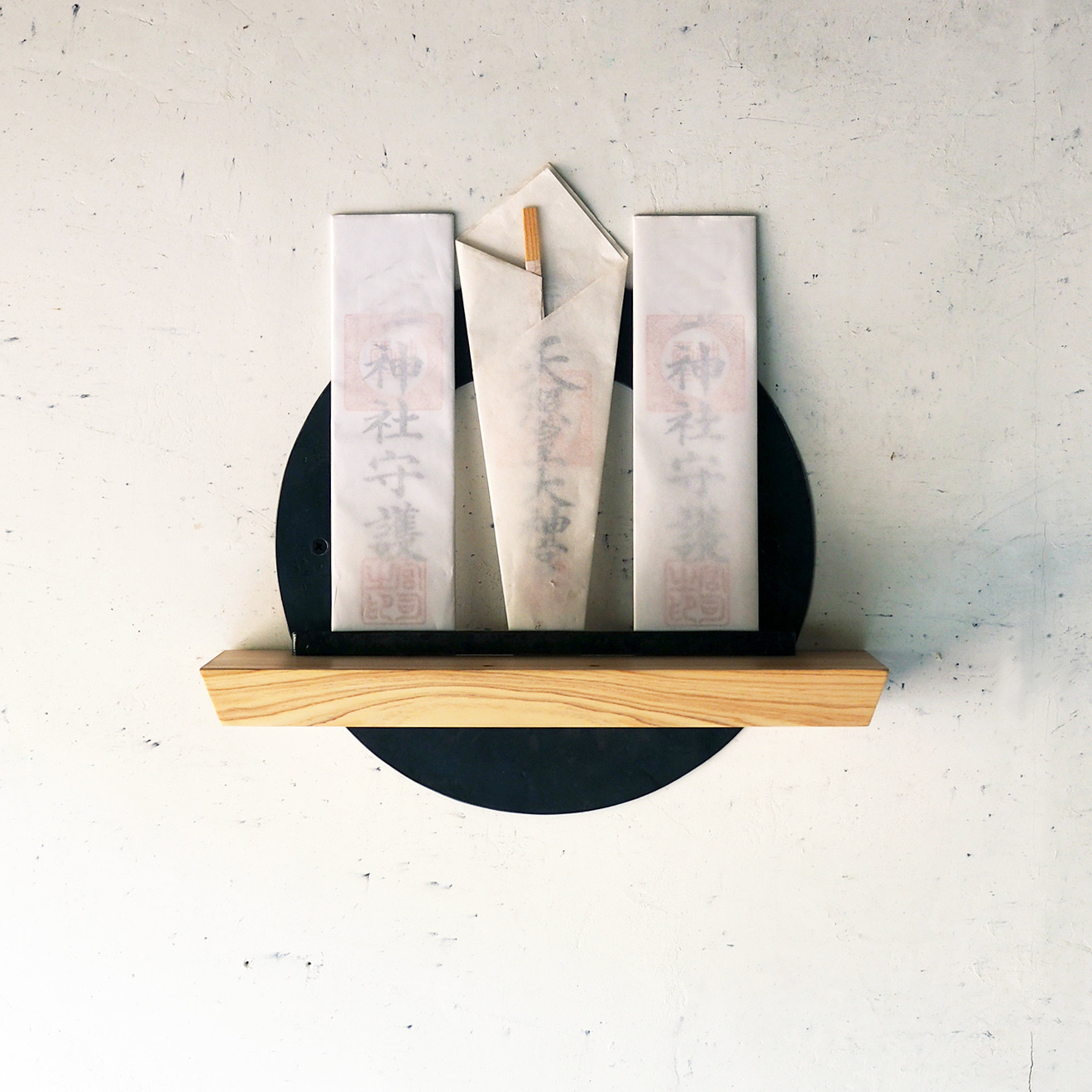 ［壁付け］アイアンのモダン神棚（御札三枚）鉄の輪 × 国産無垢材ひのきの神棚