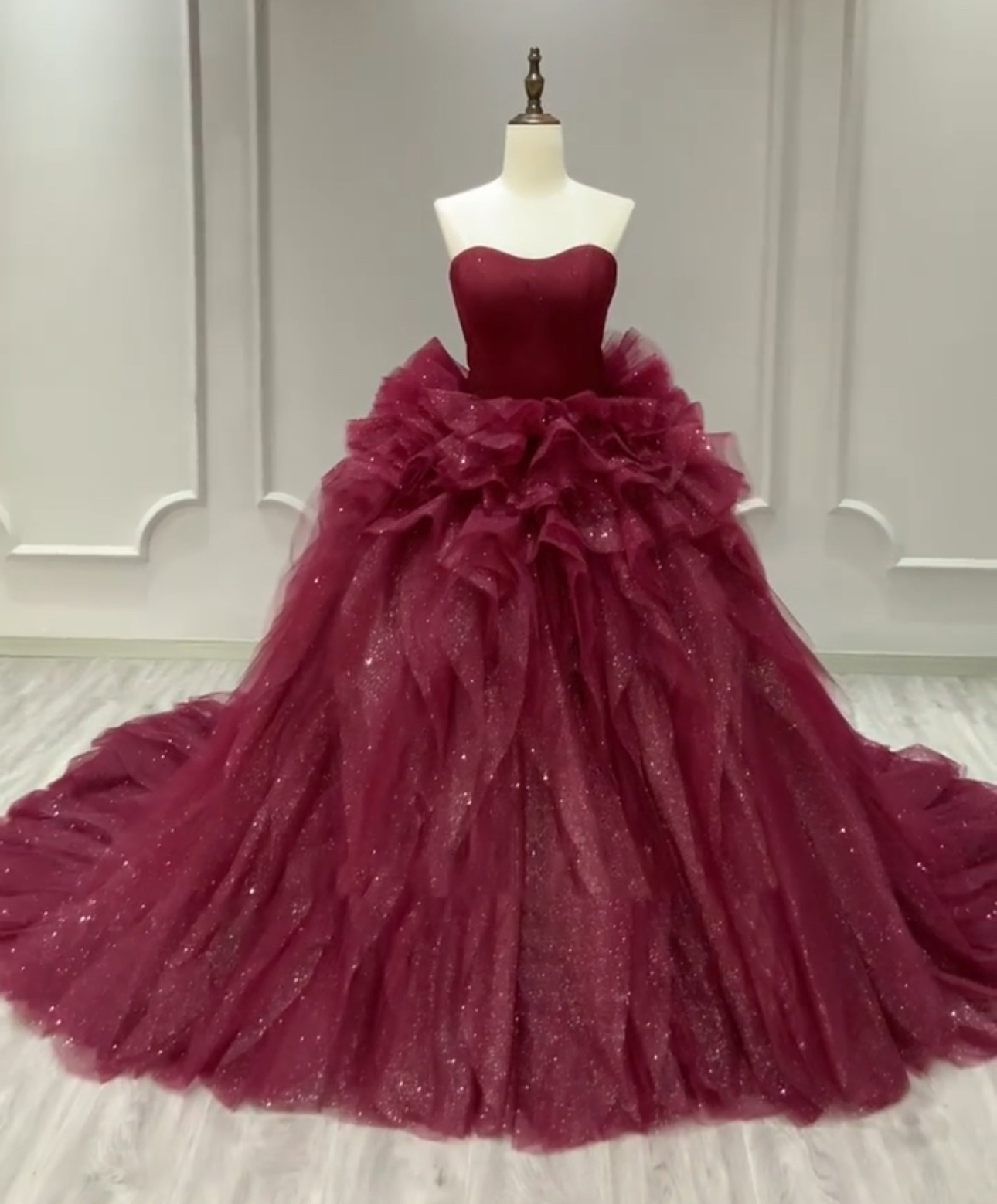 素材感を際立つ　ワインレッド　キラキラグッリター　ラメ入り　チューブトップ　上品目立つ　演奏会音楽会パーティードレス花嫁