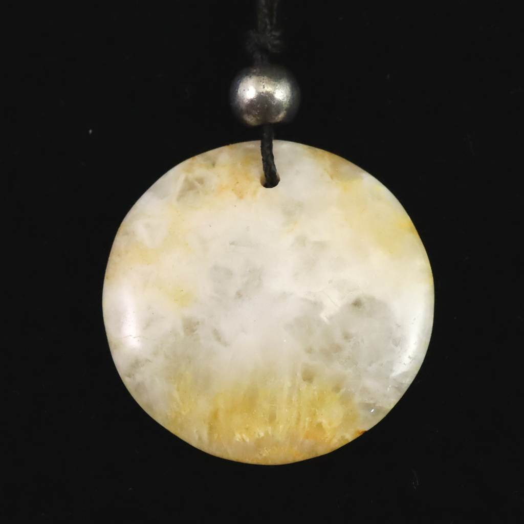 H&E社 ハニー＆クリームアゼツライト　ディスク型 コードペンダント 6.7g #18213