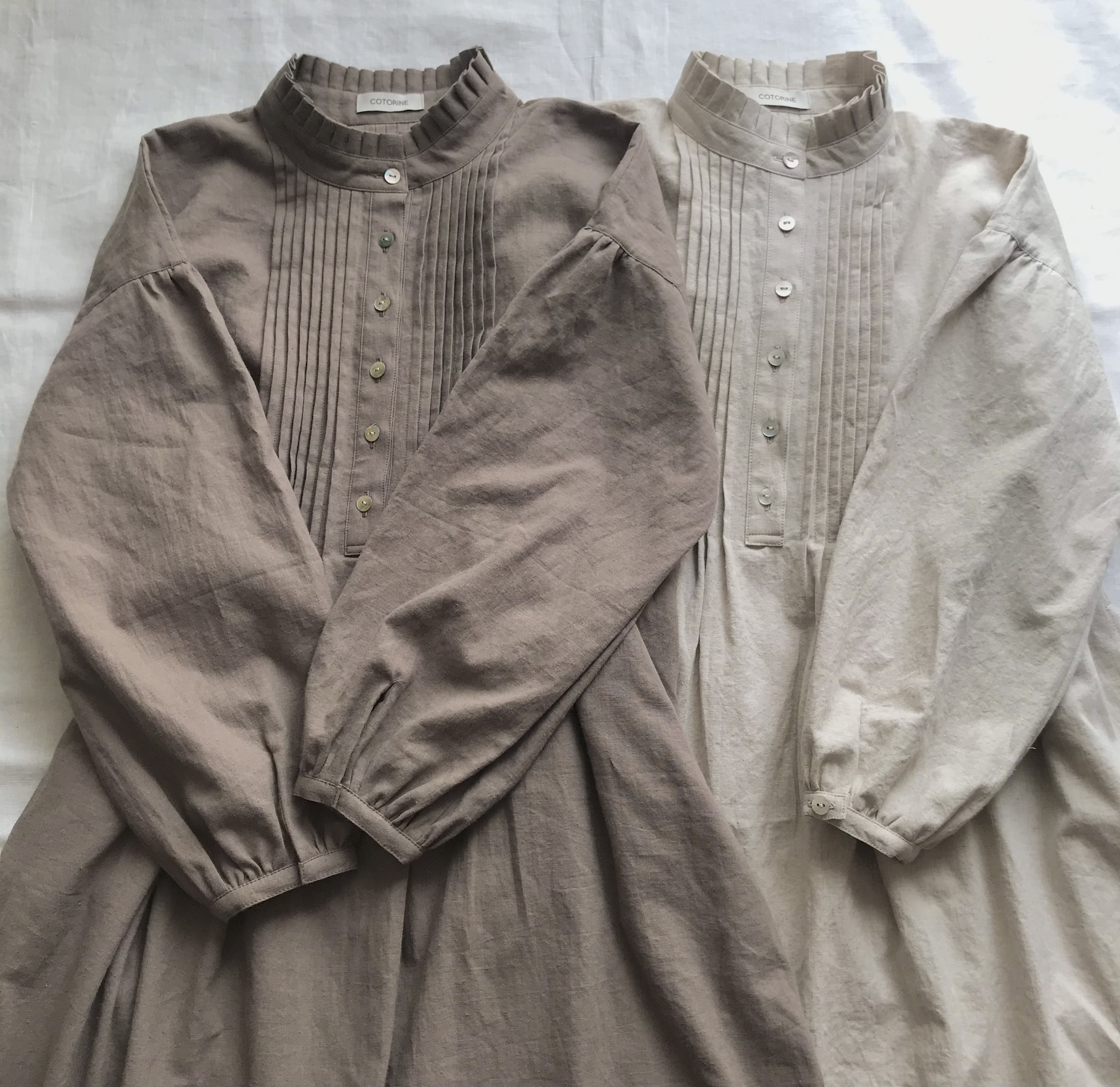 スタンドフリル襟ピンタックワンピース（選べる30色）