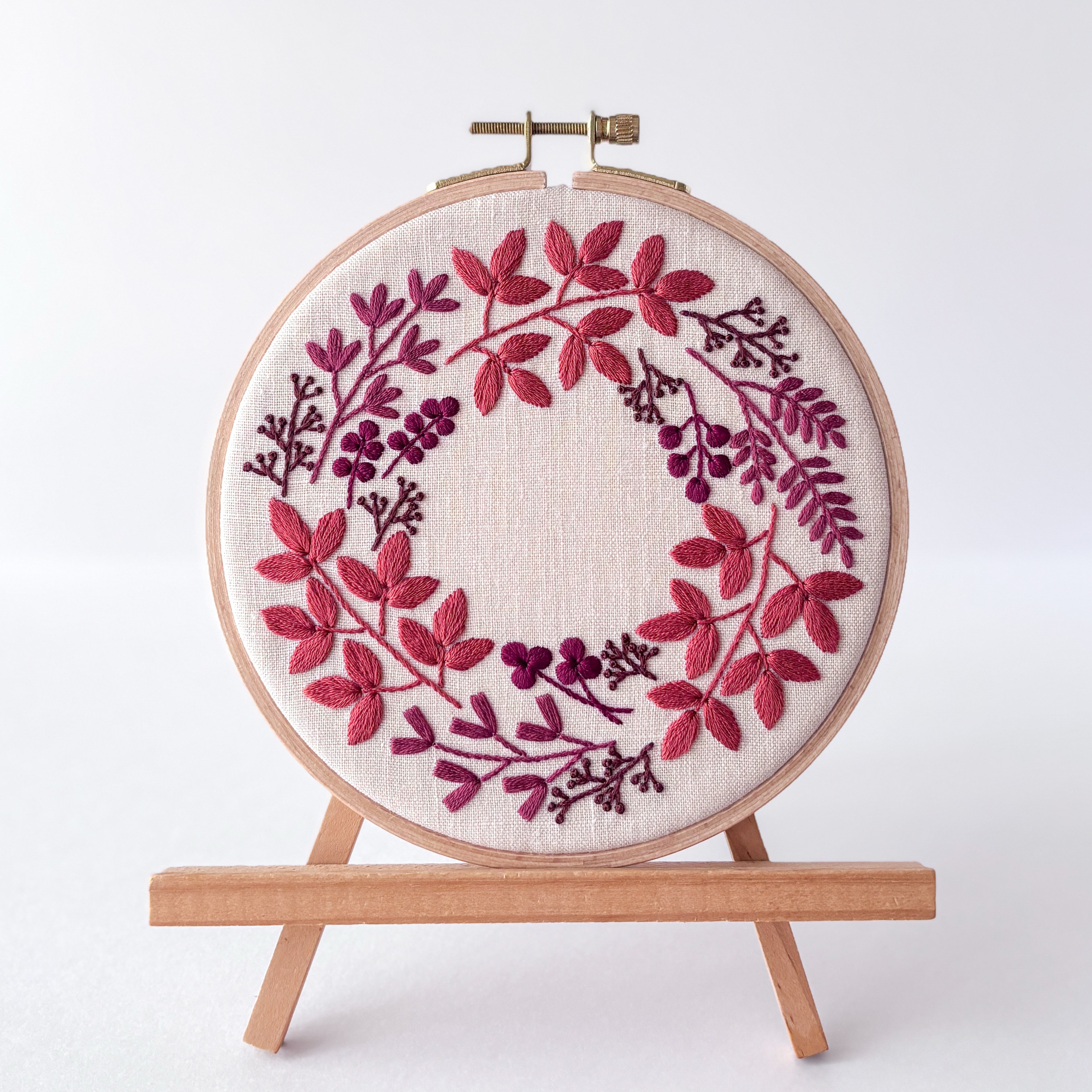 Botanical　レッド　刺繍ファブリックパネル　直径16cm /植物　紅葉　秋インテリア 壁飾り アートボード