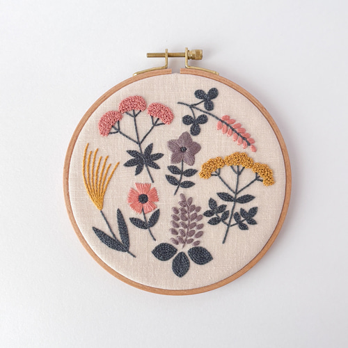 秋の七草 刺繍ファブリックパネル 直径16cm /花柄 インテリア 壁飾り