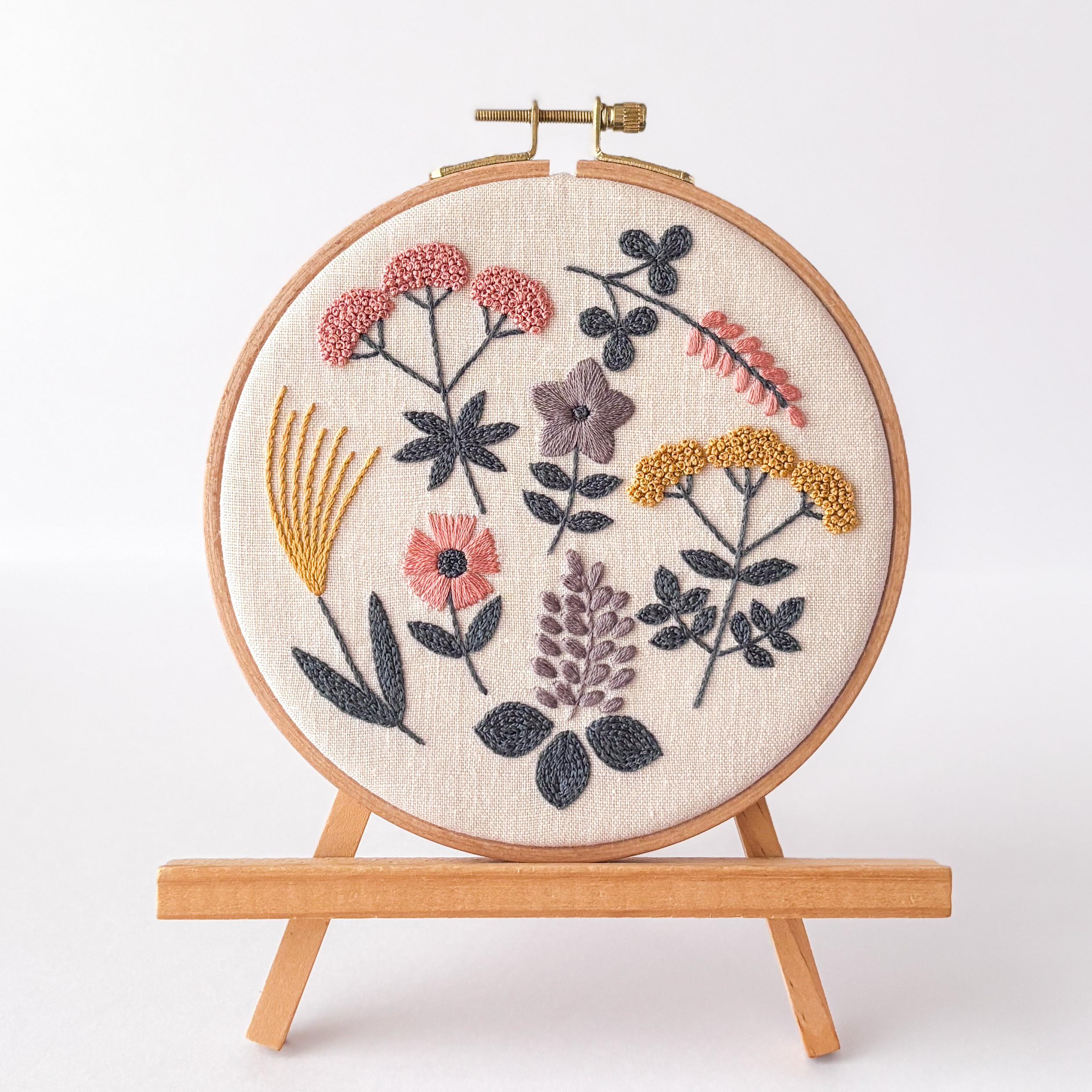 幾何学模様　アートパネル　衝立　アート　レトロ　刺繍 秋の七草 刺繍ファブリックパネル 直径16cm /花柄 インテリア 壁飾り