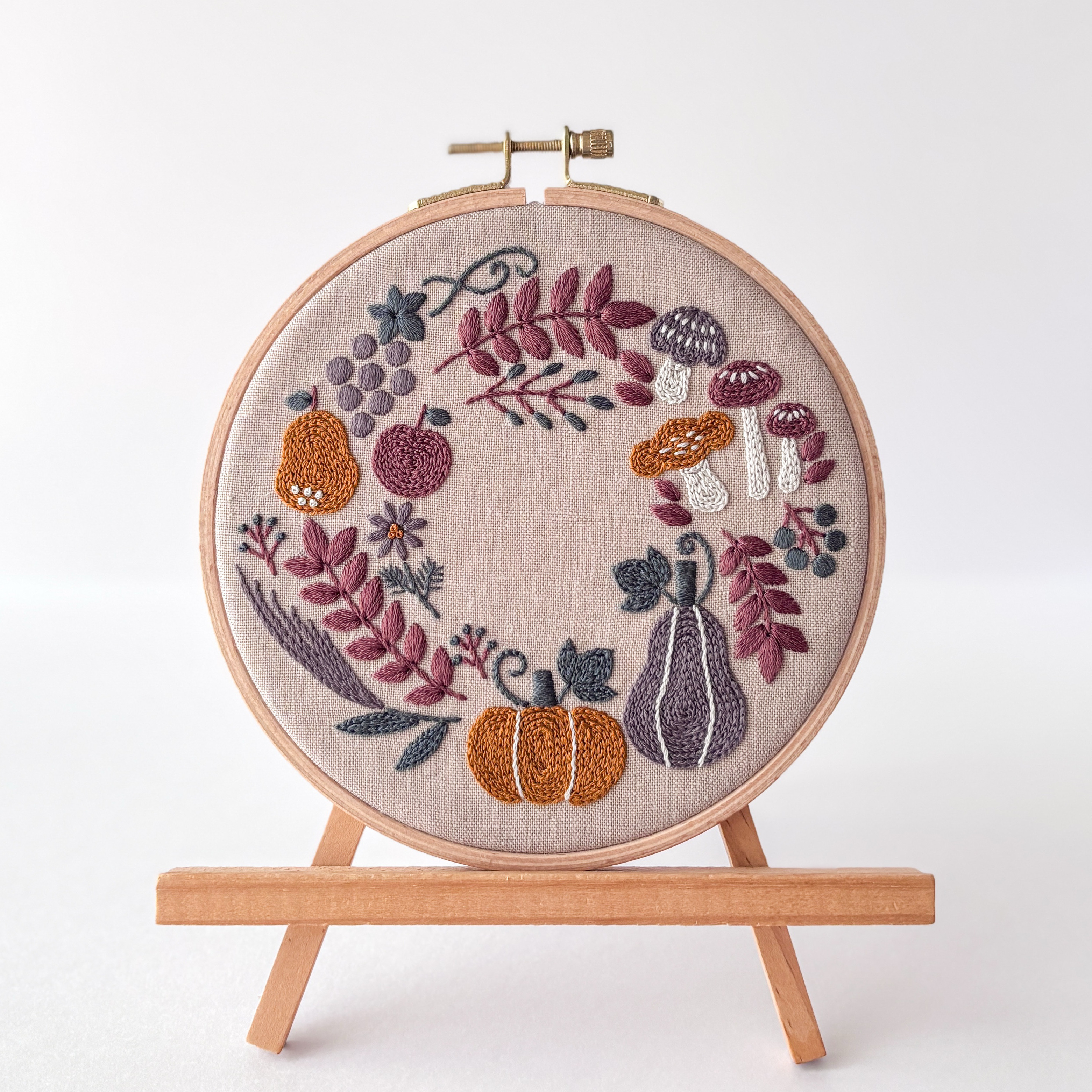 実りの秋　ハロウィンカラー　刺繍ファブリックパネル　直径16cm /植物　秋　インテリア 壁飾り アートボード