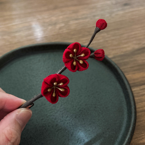 モダンな梅の髪飾り】つまみ細工髪飾り かんざし 梅 和装 着物 振袖 袴