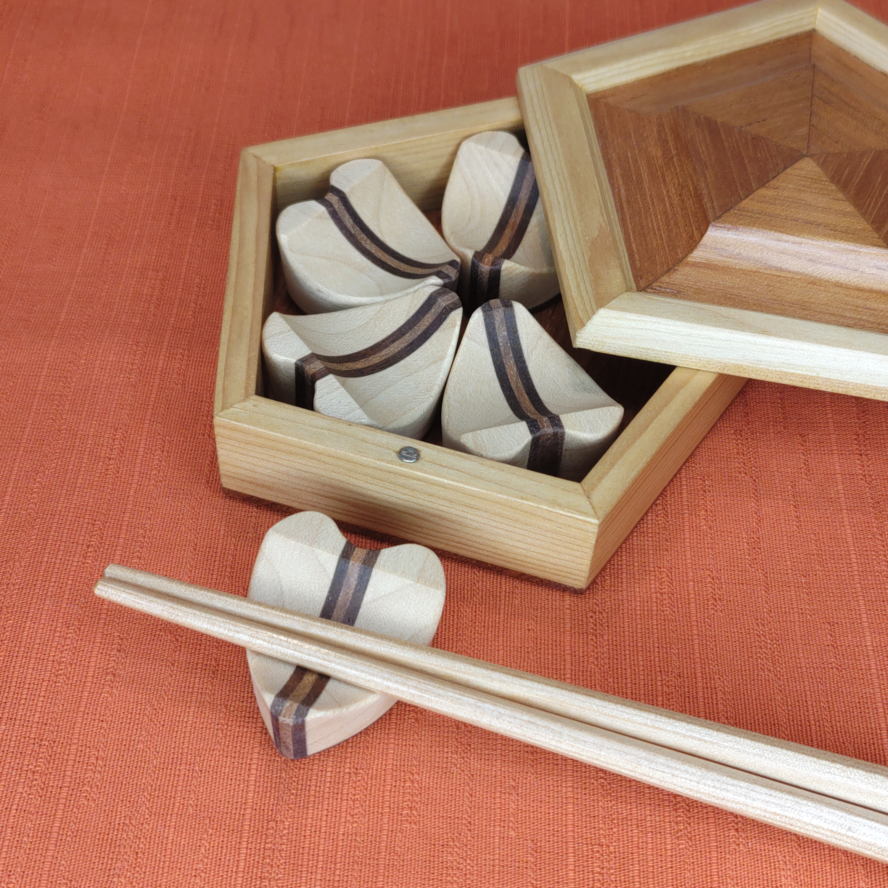 桜の花になるハート形箸置き ５個セット（専用収納箱付）C_No.15