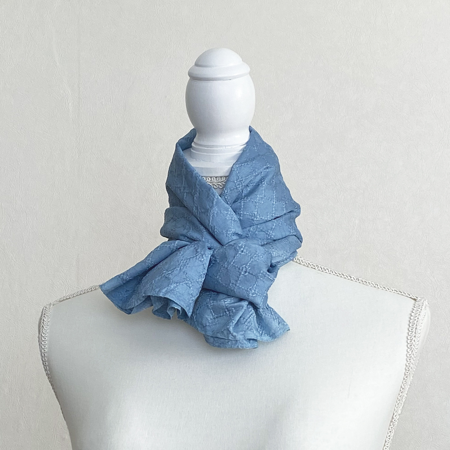 地模様入りシルクの藍染めプチストール　スカイブルー