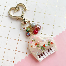 2540】クラリネット 赤～ピンク系のお花封入 clarinetキーホルダー