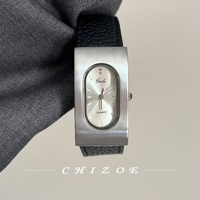 スクエア型のおしゃれな女性用時計