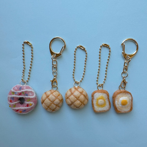 羊毛フェルトのドーナツキーホルダー（ピンクチョコ・アイシング付き