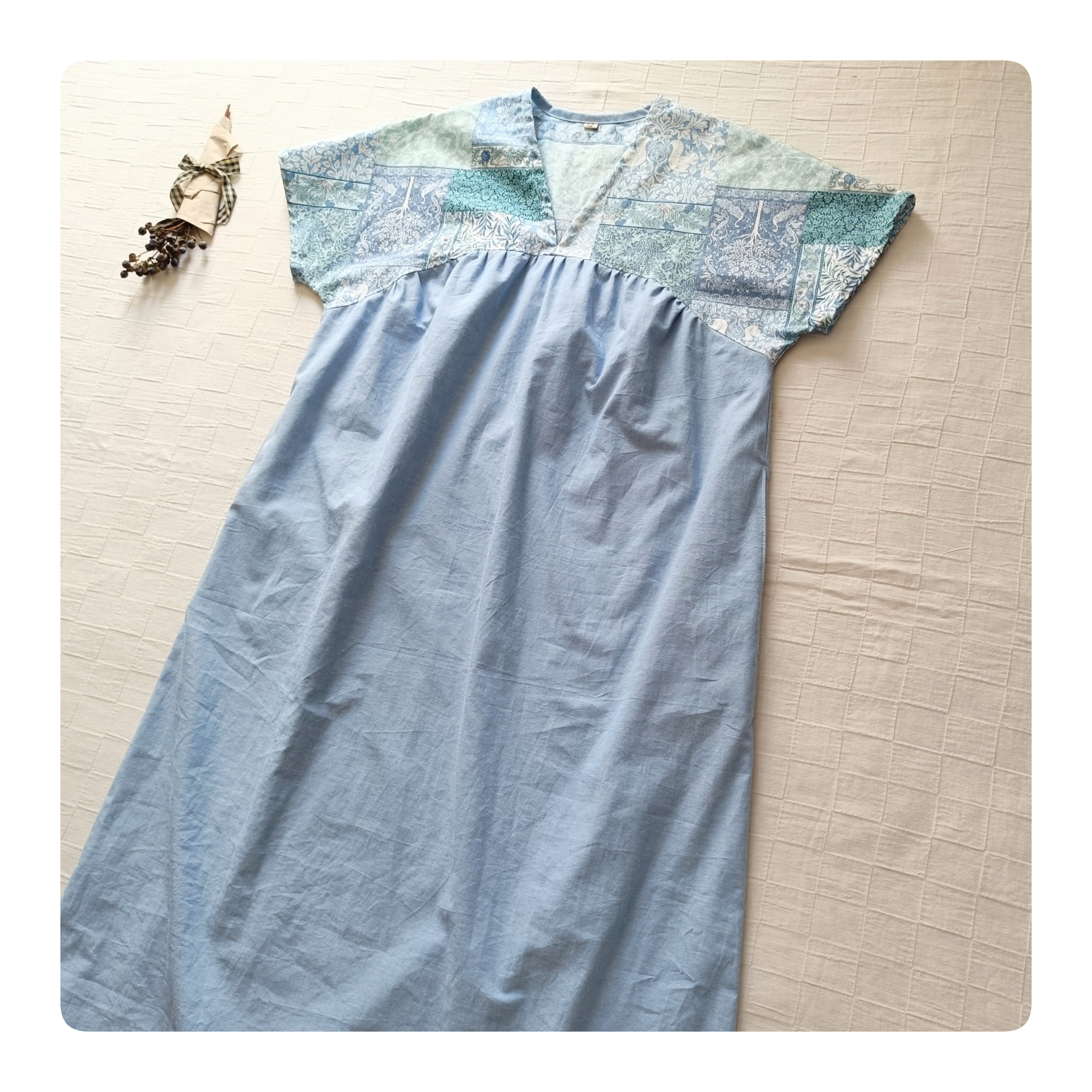 vネックワンピース　アンティーク柄　ブルー系　コットン100%