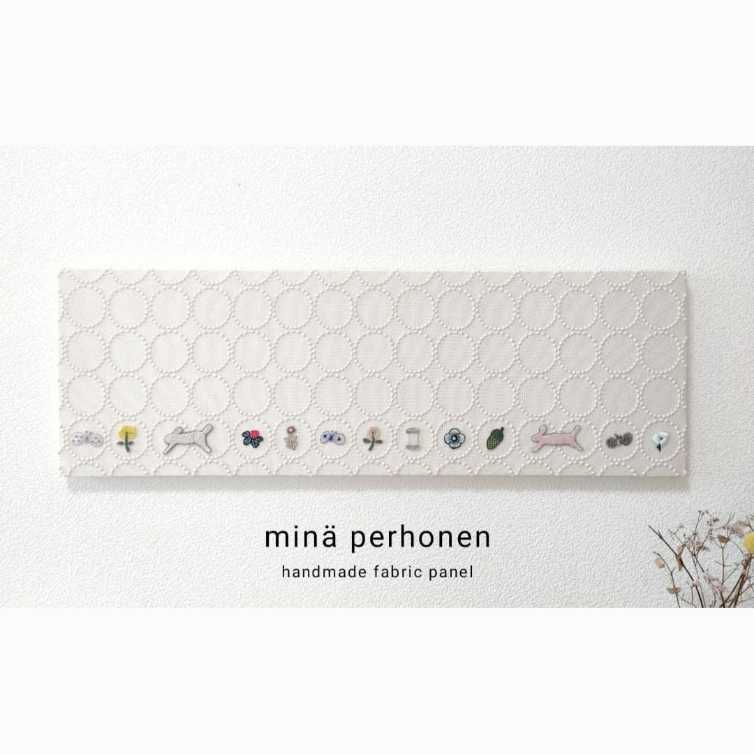 大型　ファブリックパネル　ミナペルホネン　ファブリックボード　ベージュ　インテリア　タンバリン　チョウチョ　プレゼント